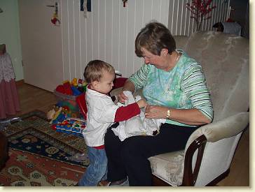 20051226-06 Kerstkado van oma uitpakken